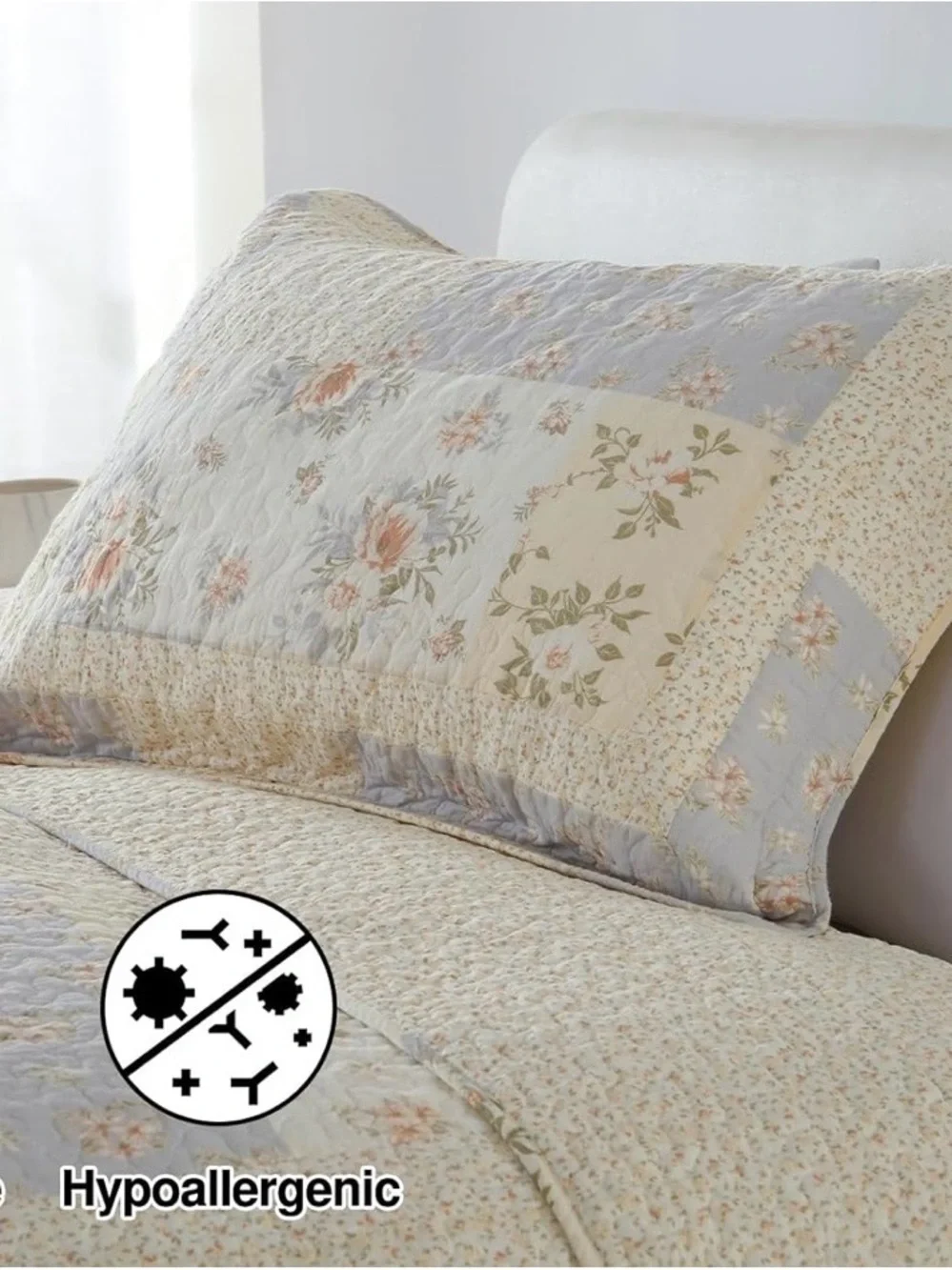Vintage-Inspired Floral Patchwork Quilt Set in Cream and Light Blue Queen